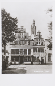 130710 Gezicht op de voorgevels van de huizen Havik 33 (rechts, De Doelen ) en Havik 35 te Amersfoort.